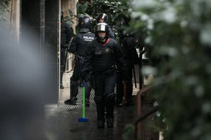 Miembros de la Oficina de Vivienda Popular de Gràcia han criticado la dureza con la que han actuado los 'mossos' y han tildado de "desproporcional" la carga efectuada por la policía.