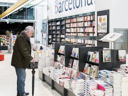 Un home visita la Casa del Libro.