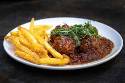 Las albóndigas acompañadas de patatas fritas de Casa Rafuel.