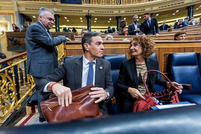 Santos Cerdán, Pedro Sánchez y María Jesús Montero, en el Congreso, en diciembre de 2024.