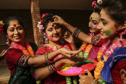 Bailarinas se pintan el rostro con llamativos colores durante la celebración del Festival de Primavera o Bashanta Utshab en Dacca (Bangladesh).