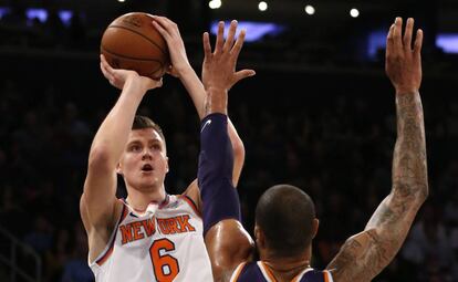 Porzingis lanza ante Chandler en un Knicks-Suns.