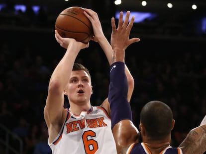 Porzingis lanza ante Chandler en un Knicks-Suns.