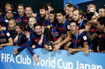 Los jugadores del Bar&ccedil;a celebran el Mundial de Clubes.