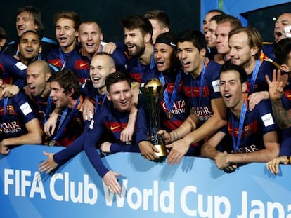 Los jugadores del Bar&ccedil;a celebran el Mundial de Clubes.