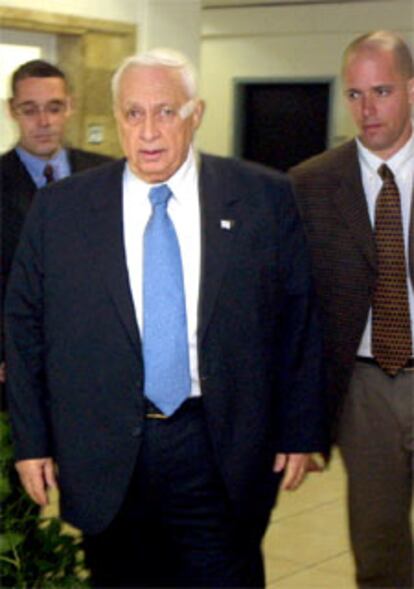 Ariel Sharon acude con sus escoltas al Consejo de Ministros, ayer, en Jerusalén.