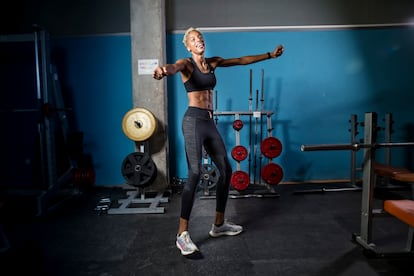 Yulimar Rojas bailando en la sala de musculación.