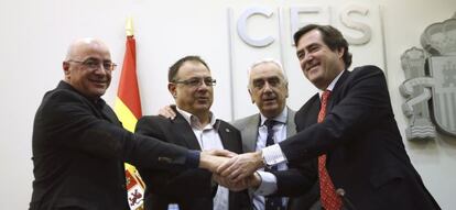 El presidente de Cepyme y vicepresidente de CEOE, Antonio Garamendi (derecha); el presidete del CES, Marcos Pe&ntilde;a, el secretario de la federaci&oacute;n de Industria de CC OO, Agust&iacute;n Mart&iacute;n y el secretario general de Metal, Construcci&oacute;n y Afines (MCA-UGT), Carlos Romero, tras la firma oficial del primer convenio colectivo estatal de la industria, la tecnolog&iacute;a y los servicios del metal que ha tenido lugar hoy en Madrid. 