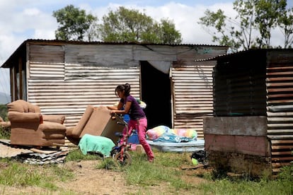 Una mujer saca sus muebles durante un desalojo, en el asentamiento Mirador de la colonia el Amparo, en Ciudad de Guatemala (Guatemala).