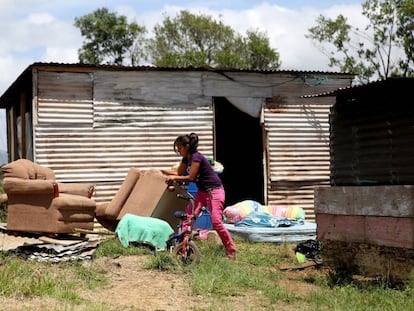 Una mujer saca sus muebles durante un desalojo, en el asentamiento Mirador de la colonia el Amparo, en Ciudad de Guatemala (Guatemala).