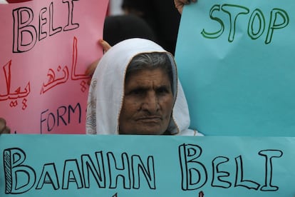 Una mujer protesta en Karachi (Pakistán). Casi un millar de mujeres sufrieron violaciones en Pakistán durante el año 2010, y unas 1.500 fueron asesinadas, según la Fundación Aurat contra la violencia de género.