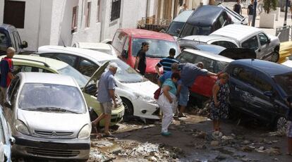 Coches arrastrados por la tromba de agua, en Adra (Almería).