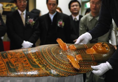 Un trabajador muestra la momia en 2007 en Taipei, la única vez que ha salido del British Museum.