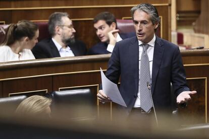 El ministro de Fomento, Íñigo de la Serna, durante su intervención en una sesión de control al Gobierno.