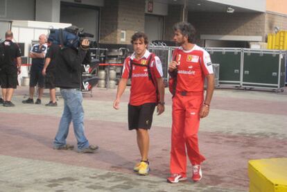 Alonso y su preparador físico entran en el circuito.