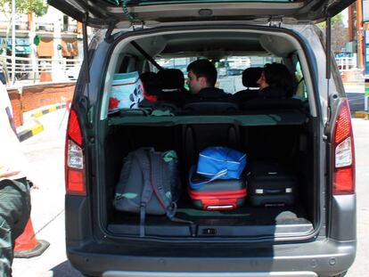 Usuarios de BlaBlaCar se preparan para viajar desde la estación de Atocha (Madrid).