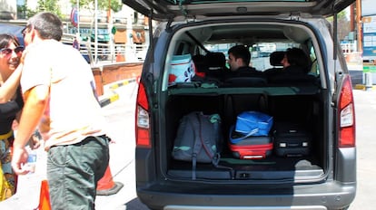 Usuarios de BlaBlaCar se preparan para viajar desde la estación de Atocha (Madrid).