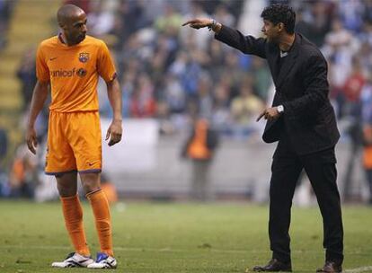 Henry y Rijkaard durante el partido ante el Deportivo