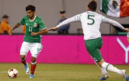 Tecatito durante un partido contra Irlanda