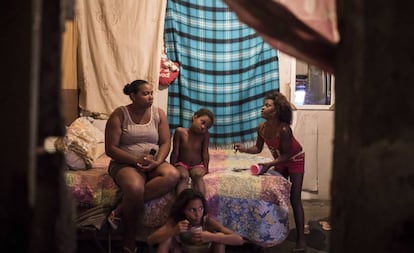 Una madre con sus hijas en un edificio okupado en Río de Janeiro, en 2017.
