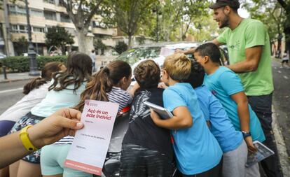 Niños del colegio público Pare Català, en Valencia, participan en la actividad inspirada en la obra de Tonucci.