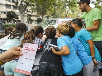Niños del colegio público Pare Català, en Valencia, participan en la actividad inspirada en la obra de Tonucci.