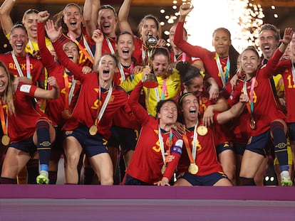 Las jugadoras de España, campeonas del mundo en Australia y Nueva Zelanda, celebran la consecución del título.