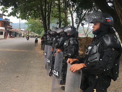 Policías durante un operativo este lunes en Tarazá, Antioquia.
