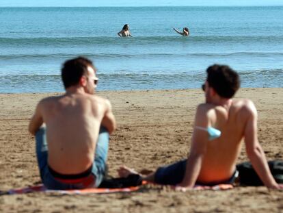 Dos hombres se bañan en la playa de la Malvarrosa de Valencia, este jueves.