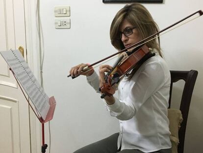 Basma Ourafli en sus clases de violín en Alepo