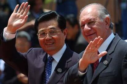 El presidente chino, Hu Jintao (izquierda), y el presidente chileno, Ricardo Lagos, ayer en Santiago de Chile.