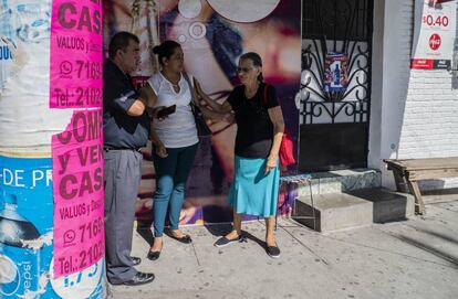 Vecinos de la señora Rosa se acercan a darle sus condolencias.