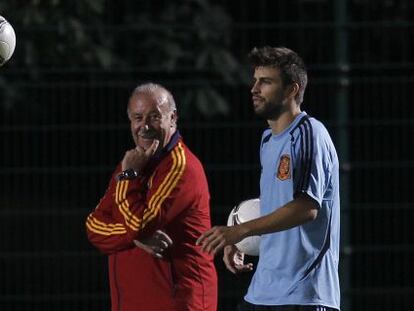 Del Bosque observa a Piqué en el entrenamiento.