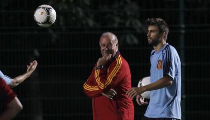 Del Bosque observa a Piqué en el entrenamiento.