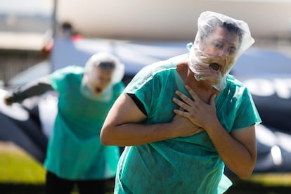 Manifestantes que representan a pacientes sin oxígeno participan en una protesta contra el presidente brasileño, Jair Bolsonaro, y su gestión de la pandemia, en Brasilia (Brasil), el pasado 31 de enero.