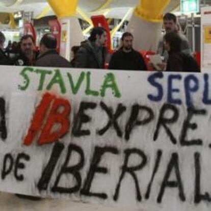 Trabajadores de Iberia en Barajas durante la huelga de ayer