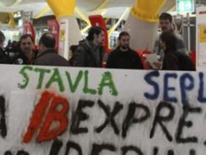 Trabajadores de Iberia en Barajas durante la huelga de ayer