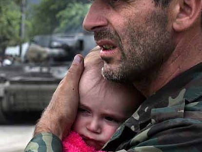 Un soldado de Osetia del Sur abraza a un bebé en Dzhava.