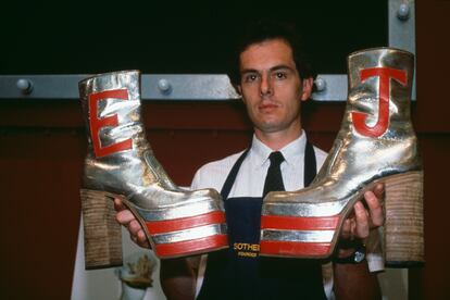 Un par de botas de cuero plateado de Elton John que se subastaron en Sotheby's, Londres, el 6 de septiembre de 1988, prácticamente idénticas a las que salen a subasta ahora en Christie's, en Nueva York.