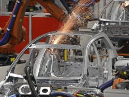 Unos robots ensamblan chasis de varias unidades de un vehí ulo en una factoría. EFE/Archivo