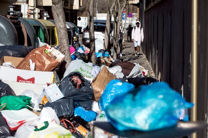 Una montaña de basura acumulada cierra el paso por la acera de una de las calles del centro de Salt.  /Toni Ferragut