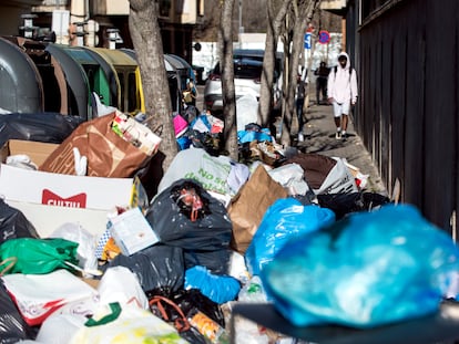 Una montaña de basura acumulada cierra el paso por la acera de una de las calles del centro de Salt.  /Toni Ferragut