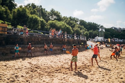 Varias parejas juegan en la playa del Camello, en Santander.
