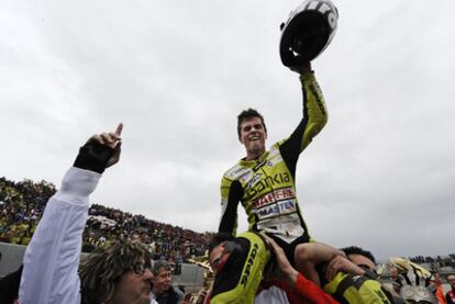 Nico Terol celebra su triunfo en el Mundial de 125cc.