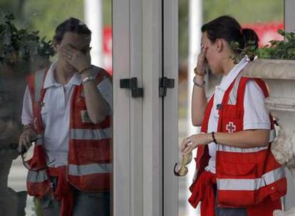 Una psicóloga de Cruz Roja, ayer en el hotel Auditórium, donde atiende a los familiares de las víctimas del accidente aéreo.