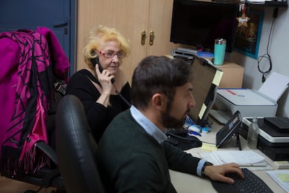 Carmen Flores y Ramón Prieto, en la oficina de la asociación Defensor del Paciente, en el barrio madrileño de Carabanchel.