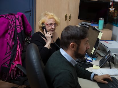 Carmen Flores y Ramón Prieto, en la oficina de la asociación Defensor del Paciente, en el barrio madrileño de Carabanchel.