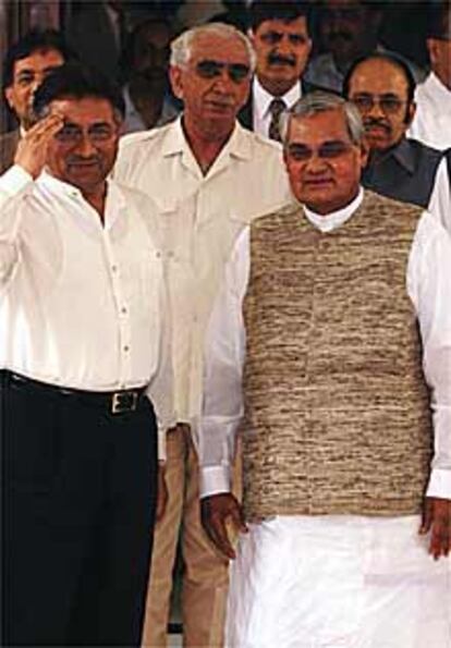 Musharraf (izquierda) saluda al ser recibido por el primer ministro indio.