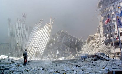 Un hombre contempla las ruinas de las Torres Gemelas tras su derrumbe.