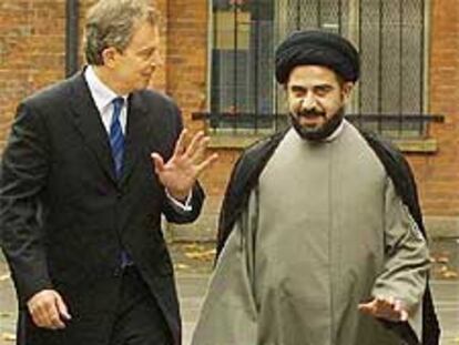 Tony Blair junto al clérigo Abdul Majid Al Joei, hace dos años en Londres.